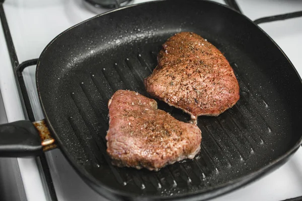 Tavada çiğ et evde baharatlarla kızartılır