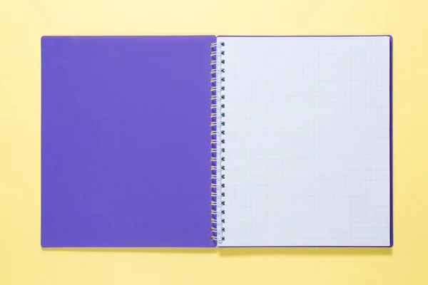 Vista superior do notebook aberto no fundo amarelo, bloco de notas de escritório flat lay — Fotografia de Stock