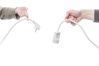 beyaz bir arka plan üzerinde izole ellerde elektrik fişi