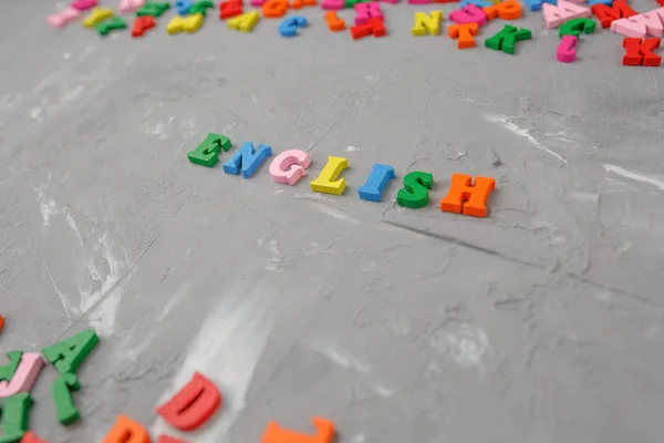 Inscrição Inglês de letras de madeira coloridas — Fotografia de Stock