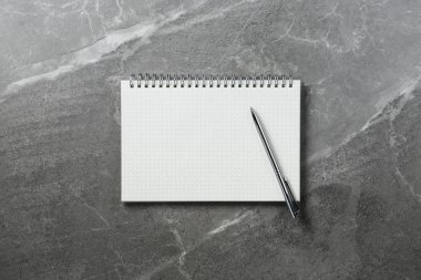 mermer arka plan üzerinde kalem ile dizüstü bilgisayar, üst görünüm