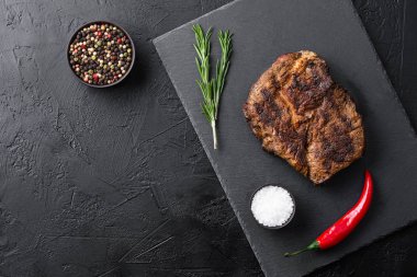 siyah masada baharat ile siyah tabakta kızarmış biftek