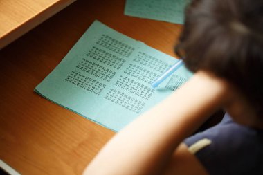 çocuk bir masada çarpım tablosu öğrenir, ödev