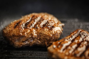 Tavada güzel rosto olan et evde kızarır.