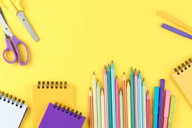 Okul not defteri ve çeşitli kırtasiye. Okul konseptine geri dön.