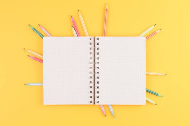 sarı izole arka plan üzerinde dizüstü bilgisayar, ofis malzemeleri