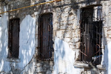 yıkılmış bina, sellerin sonuçları