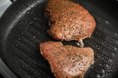 Tavada çiğ et evde baharatlarla kızartılır