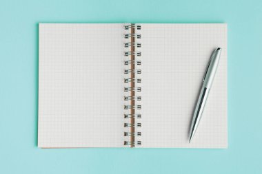 bir siyan renkli arka plan üzerinde okul defteri, Üst görünüm