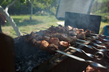 Et kömürde kızartılır, Asya mutfağında.