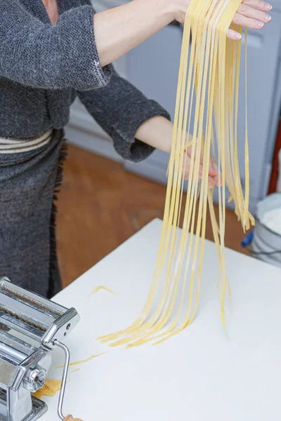 Macarrão caseiro, dona de casa cozinhar alimentos — Fotografia de Stock