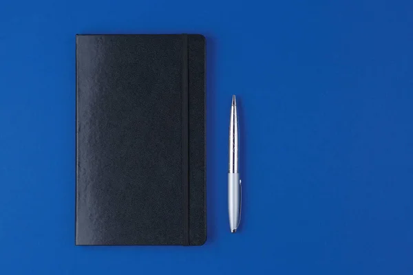Caderno de couro em fundo azul — Fotografia de Stock