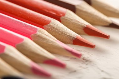 makro da beyaz arka plan yakın çekim renkli kalemler