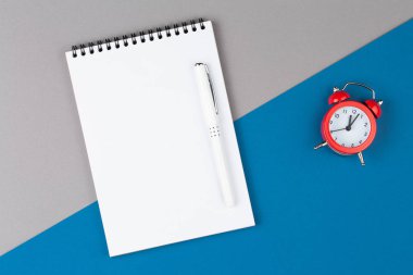 boş sayfa ile mavi ve gri masa üst görünümünde kalemile açık not defteri