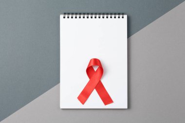 Not defterinde kırmızı HIV ve AIDS kurdelesi
