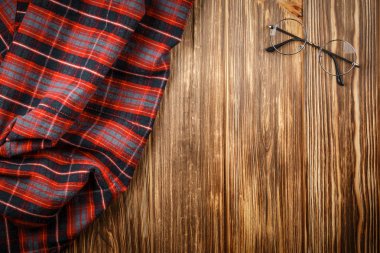 Ahşap arka planda gözlüklü boş alan.