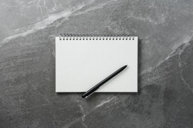 mermer arka plan üzerinde siyah kalem ile dizüstü bilgisayar, üst görünüm