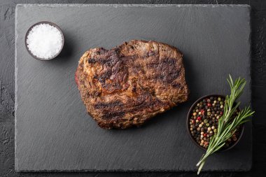 siyah masada baharat ile siyah tabakta kızarmış biftek