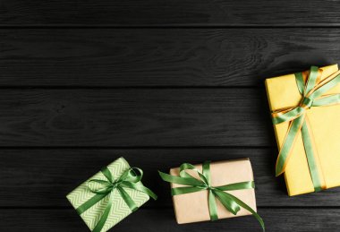 siyah ahşap arka plan üzerinde bir hediye kutusunun üst görünümü