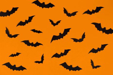 cadılar bayramı süslemeleri kavramı, birçok siyah kağıt yarasalar