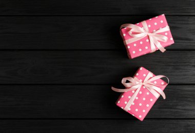 siyah ahşap arka plan üzerinde bir hediye kutusunun üst görünümü