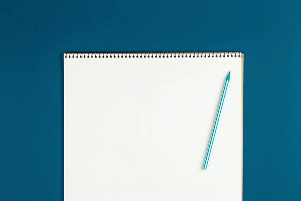 Notitieboekje op blauwe achtergrond platte lay. Kladblok op Tabel leegmaken — Stockfoto