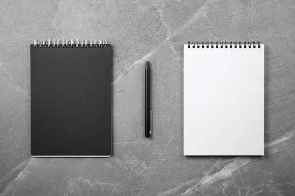Cuaderno negro con pluma sobre mesa de mármol gris — Foto de Stock