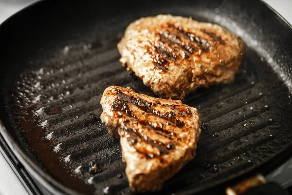 Fleisch mit schönem Braten in der Pfanne wird zu Hause gebraten — Stockfoto