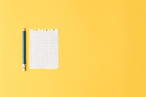 Litet tomt pappersark på gul bakgrund — Stockfoto