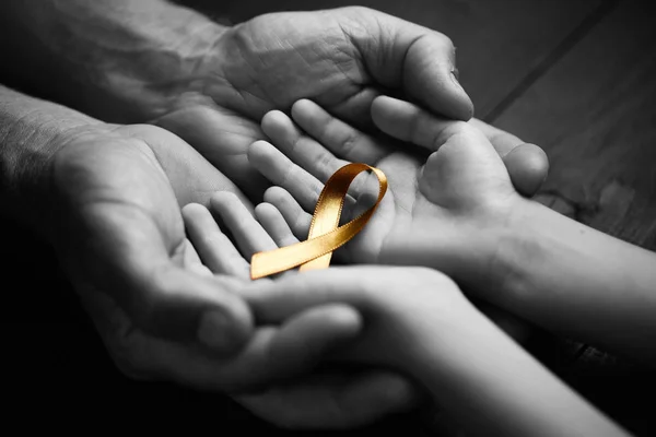 Cinta dorada símbolo de la infancia de la lucha contra el cáncer.blanco y negro . — Foto de Stock