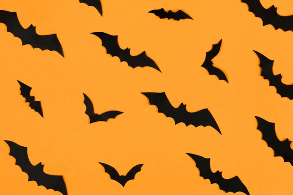 Concept de décorations d'Halloween, beaucoup de chauves-souris en papier noir — Photo