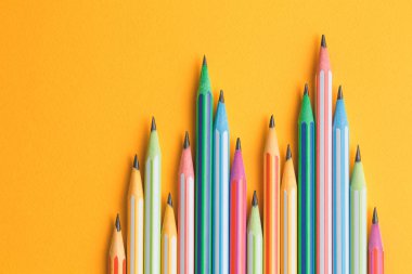 sarı izole arka plan üzerinde çok renkli kalemler