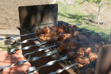 Et kömürde kızartılır, Asya mutfağında.