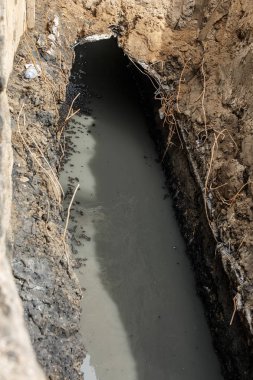 Yerin derinliklerinde bir kanalizasyon borusunun değiştirilmesi.