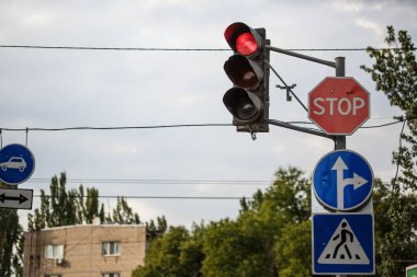 Trafik ışıkları üç renk, kırmızı dur işareti