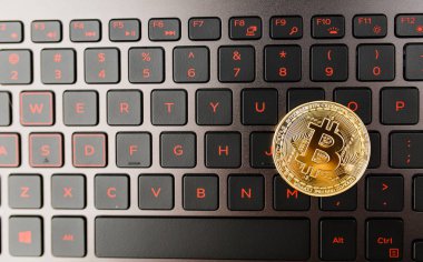 klavyede bitcoin, dizüstü bilgisayar ile masada sikke bitcoin