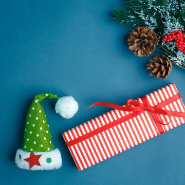 Noel ve yeni yıl arkaplanlarında hediyeler, geyikler, yıldızlar ve köknar ağaçları, koyu mavi bir arka plan, bayram kutlamaları