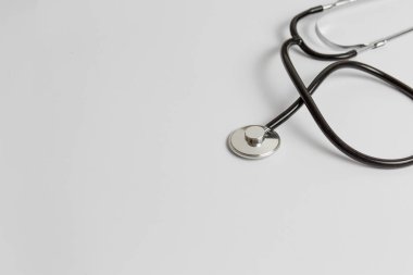 Gri arka planda steteskop, boş alan, konsept tıp ve doktor ofisi