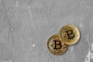 gri arka planda bitcoin, masada bozuk para bitcoin