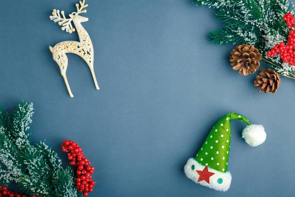 プレゼント、鹿、星、モミの木、濃い青の背景に平らなレイアウトでクリスマスと新年の背景、休日の挨拶 — ストック写真