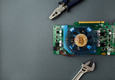 ekran kartında bitcoin, bilgisayar kartının yanındaki masada bitcoin sikkesi