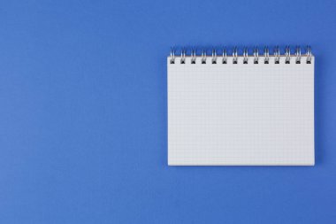 açık defter mavi zemin üzerine