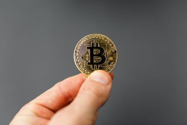 elinde bitcoin, masada bozuk para bitcoin