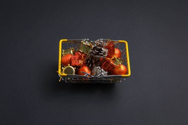 İçinde hediyeler, geyikler, yıldızlar ve köknar ağaçları olan sepet koyu mavi bir arka planda yatıyordu.