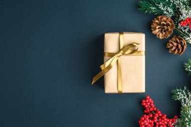 Noel ve yeni yıl arkaplanlarında hediyeler, geyikler, yıldızlar ve köknar ağaçları, koyu mavi bir arka plan, bayram kutlamaları
