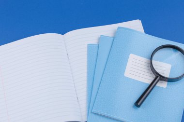 mavi masada büyüteçli okul defteri, üst görünüm