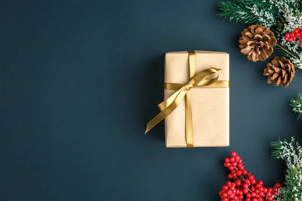 Fondo de Navidad y Año Nuevo con regalos, ciervos, estrellas y abetos, acostado plano sobre un fondo azul oscuro, saludos navideños — Foto de Stock