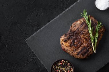 siyah masada baharat ile siyah tabakta kızarmış biftek