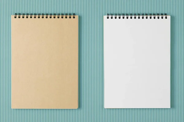 Notebook op Koraal kleur achtergrond — Stockfoto