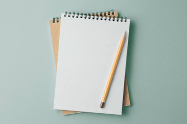 yeşil arkaplan üzerine dizüstü bilgisayar